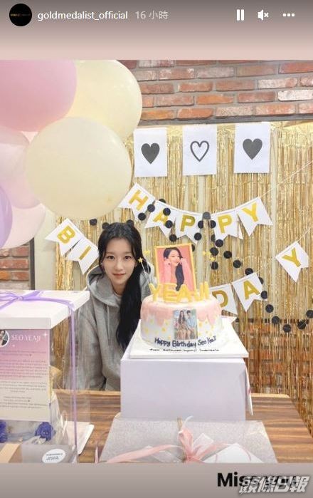 徐睿知在大蛋糕前影相。